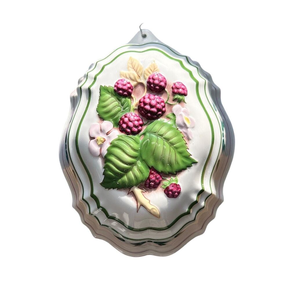 Vintage Franklin Mint Le Cordon Bleu Oval Black Raspberry Ceramic Wall Mold
